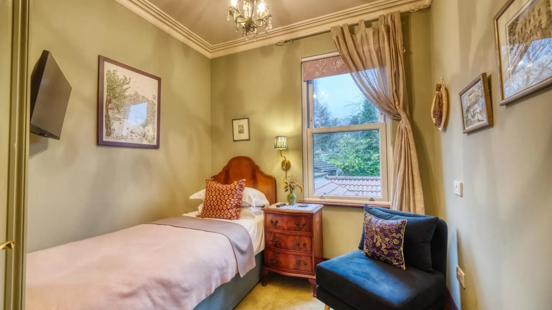 The Bluebell Hotel Bath Guest house